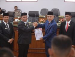 Bupati Aceh Besar Serahkan Raqan APBK-P 2025 Ke DPRK