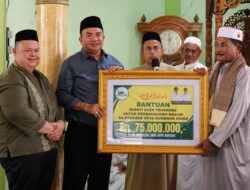 Bupati Aceh Tenggara Serahkan Rp75 Juta untuk Masjid As Syuhada