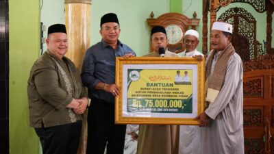 Bupati Aceh Tenggara Serahkan Rp75 Juta untuk Masjid As Syuhada