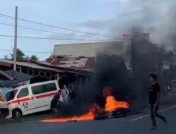 Lakalantas di Simpang Ceubrek, Pengendara Motor Luka, Kendaraan Hangus