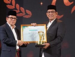 Mualem Raih Anugerah Pesantren Award 2025 oleh Kemenag RI