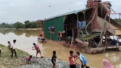 Lempari Kapal Keruk Emas