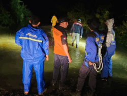 BPBD Evakuasi 14 Pekerja Terjebak Banjir di Leupung