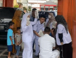 Ruangan Penuh, RSUD Datu Beru Rawat Pasien di Area Parkir