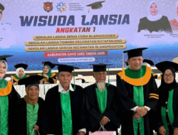 132 Lansia di Gayo Lues Diwisuda