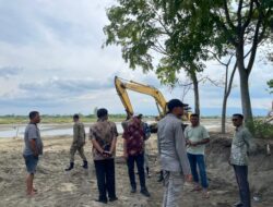 Satpol PP WH Tertibkan Pengurukan Pasir Laut Ilegal di Pesisir Aceh Besar