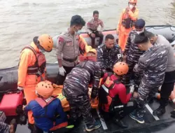 Tim SAR Evakuasi Jenazah Penumpang KMP Aceh Hebat 1 yang Jatuh ke Laut