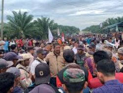Warga Cot Girek Masih Bertahan di Lokasi Blokade Truk Sawit PTPN IV