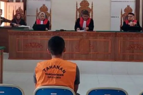 sidang penjual gading