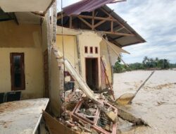 Arus Deras Banjir Pante Ceureumen Seret Rumah Warga