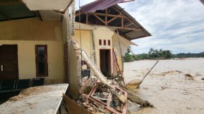 Arus Deras Banjir Pante Ceureumen Seret Rumah Warga