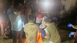 Warga Evakuasi Mayat Terseret Banjir di Aceh Utara