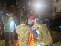 Warga Evakuasi Mayat Terseret Banjir di Aceh Utara