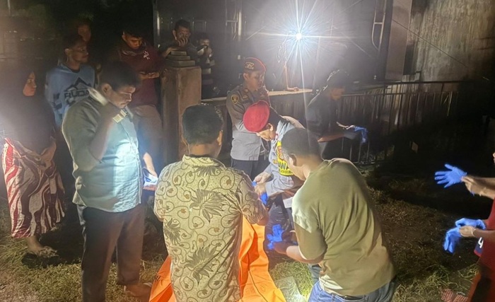 Warga Evakuasi Mayat Terseret Banjir di Aceh Utara