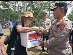 Polres Bener Meriah Salurkan Bantuan Sosial ke Kampung Simpur