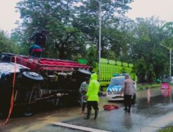Truk Terguling di Muara Satu, Tidak Ada Korban