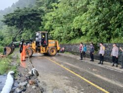 Tim Gabungan Bersihkan Longsor di Jalan Gunung Batu Hitam