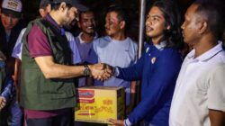 Mualem Tinjau Pengungsian dan Distribusikan Bantuan Banjir di Aceh Utara