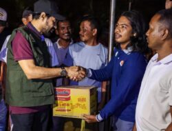 Mualem Tinjau Pengungsian dan Distribusikan Bantuan Banjir di Aceh Utara