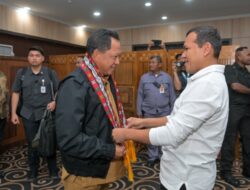 Tito Karnavian Tiba di Aceh, Terima Anugerah Adat dari Wali Nanggroe