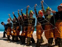 Uniknya Koreografi Tarek Pukat, Menari Sambil Bikin Jaring Diiringi Rapa’I