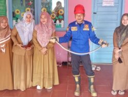 Petugas BPBD Evakuasi Ular yang Masuki Kelas TK Peukan Bada