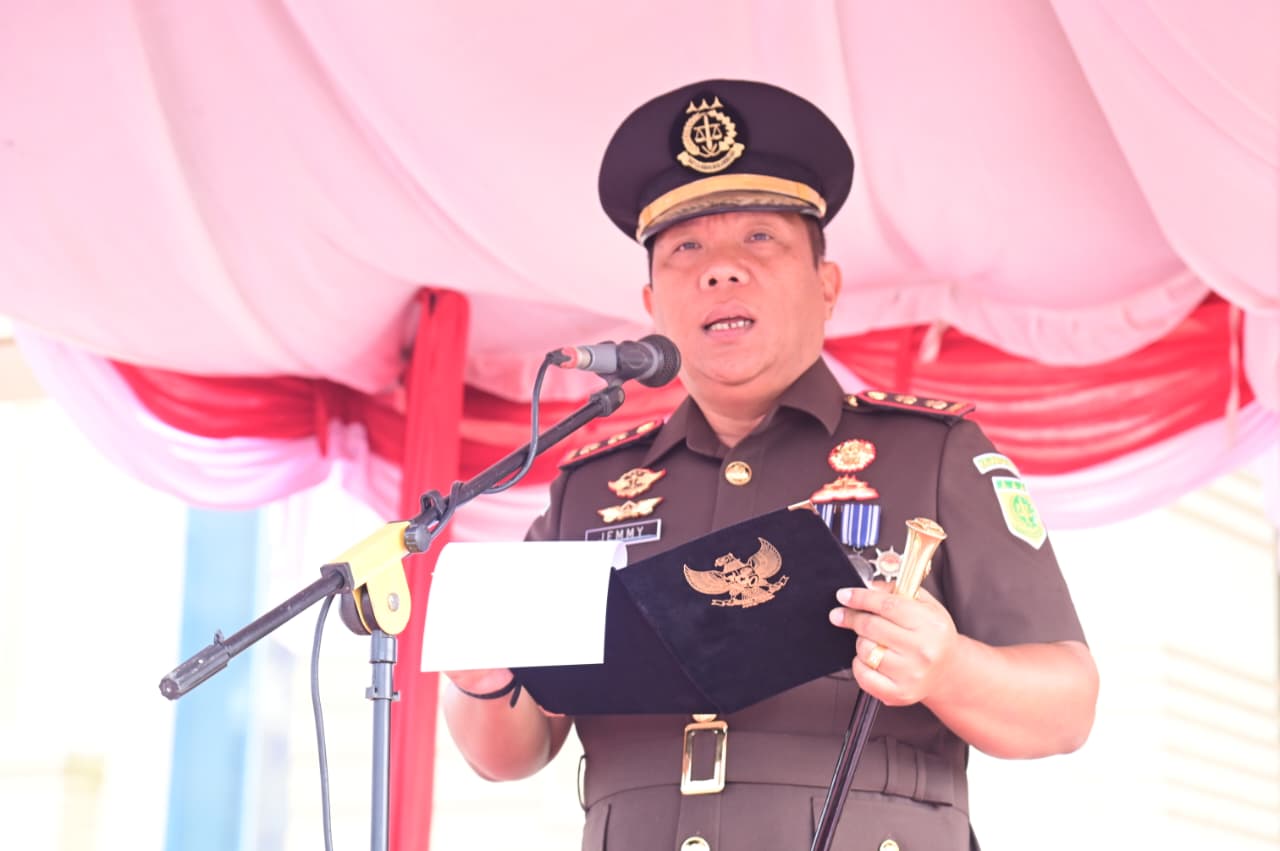 Hari Pahlawan dan HKN, Kajari Aceh Besar Pimpin Upacara