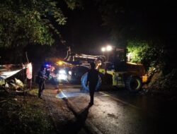 Polisi dan Balai Jalan Evakuasi Material Longsor di Geurutee