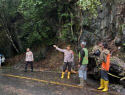 Kapolres Aceh Jaya Tinjau Jalur Rawan Longsor di Geurutee