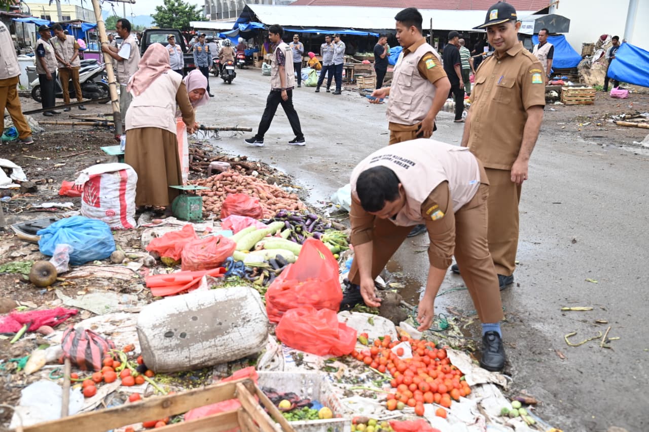 Pemkab Aceh Besar Tertibkan PKL di Pasar Induk Lambaro