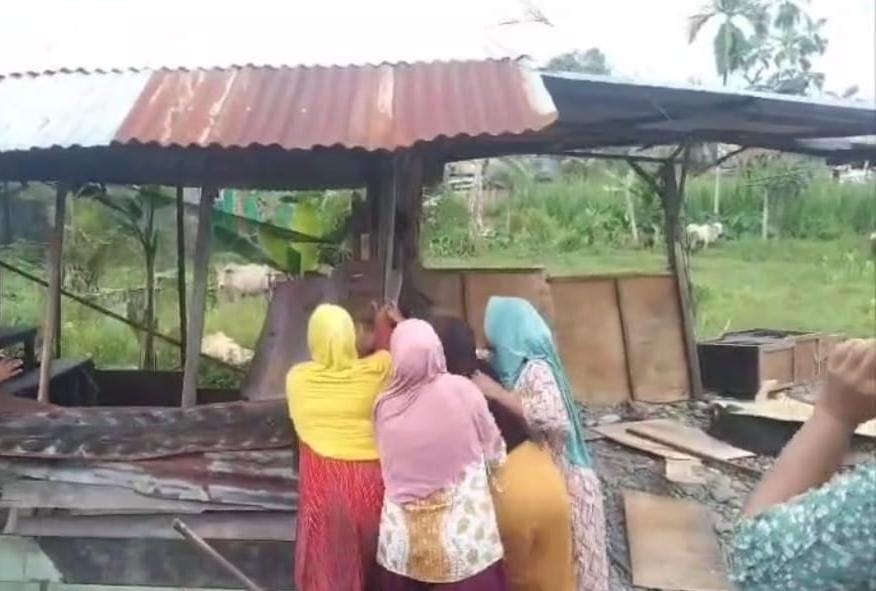 Diduga Jadi Markas Narkoba, Rumah Kosong Dirobohkan Emak-emak