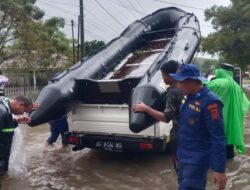 Evakuasi Warga Banjir, Polairud Turunkan Perahu Karet