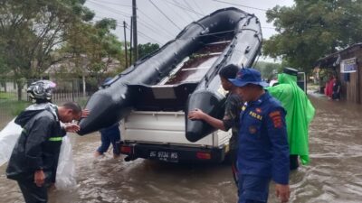 Evakuasi Warga Banjir, Polairud Turunkan Perahu Karet