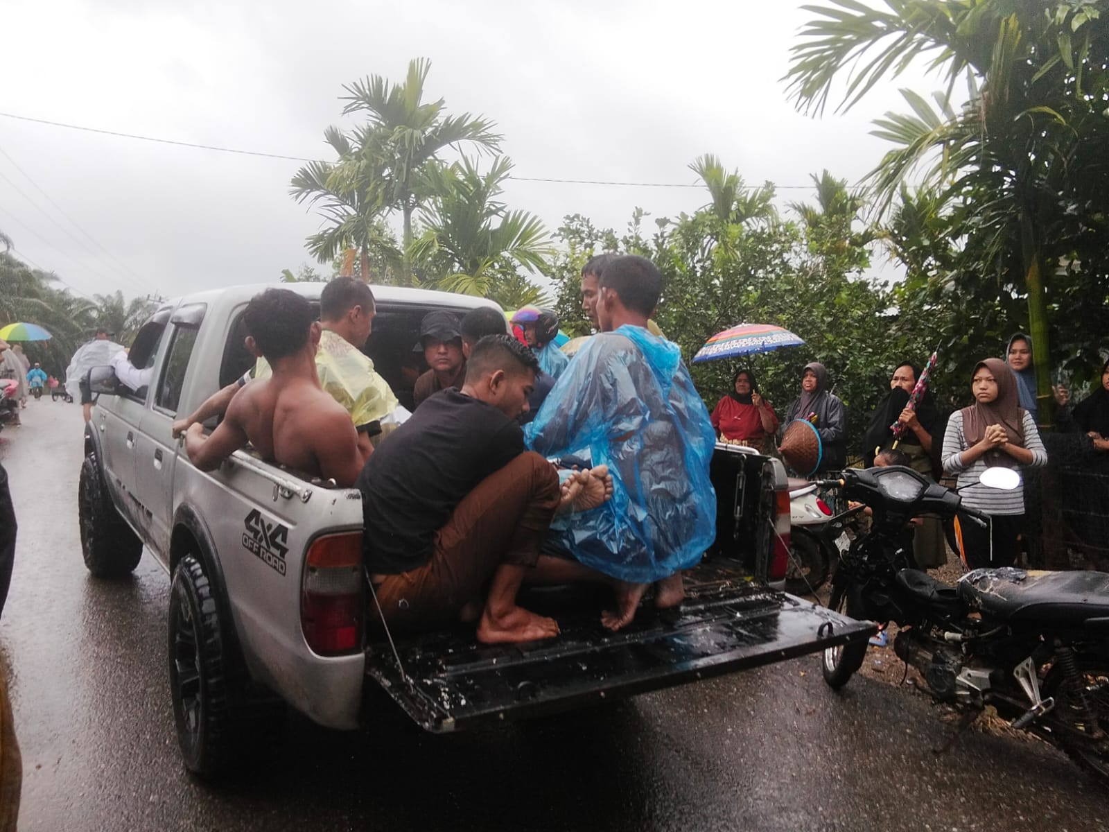 Pengendara Motor Tewas Terseret Banjir di Tanah Jambo Aye