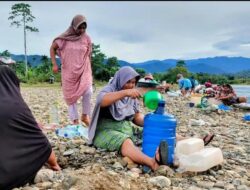 Listrik Padam, Warga Terpaksa Ambil Air dari Sungai