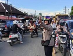 Antrian Panjang di SPBU, Warga Rela Menunggu Ditengah Kondisi Banjir