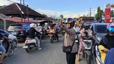 Antrian Panjang di SPBU, Warga Rela Menunggu Ditengah Kondisi Banjir