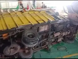 KMP Aceh Hebat1 Terjebak Badai, Satu Truk Terbalik