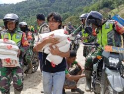 Akses Terputus, Prajurit Kodim 0108/Agara Pikul Logistik ke Rumah Bundar