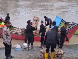 Distribusi Bantuan Wartawan Aceh Lintasi Jalur Darurat Bireuen