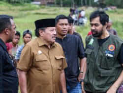 Mualem Tinjau Banjir Nagan Raya, Antar Genset ke Beutong Ateuh
