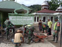 Babinsa Ketambe Bersihkan Rumah dan Masjid Pascabanjir Bandang