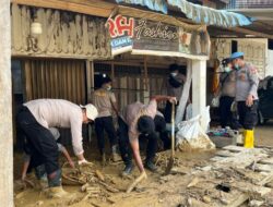 Kapolres Aceh Selatan Turun Bersihkan Lumpur Pascabanjir Trumon