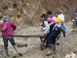 Polres Bener Meriah Bersihkan Jalan Tertutup Longsor
