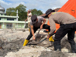 Polisi dan Warga Bersihkan Masjid At-Taqwa Bener Meriah