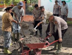 Gotong Royong Polisi dan Warga Pulihkan Sekolah Terdampak Banjir
