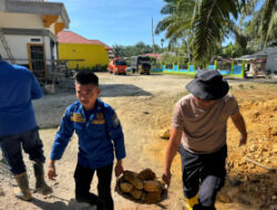 Bersama Warga, Polres Aceh Selatan Pulihkan Fasilitas Umum