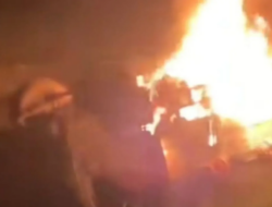 Truk Satpol PP Terbakar saat Antar Bantuan untuk Korban Banjir