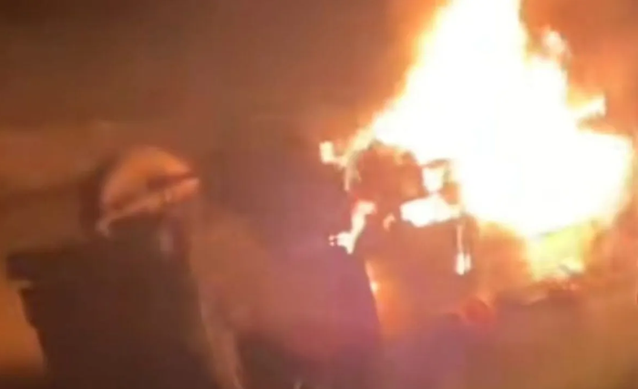 Truk terbakar