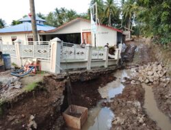 Pagar Meunasah Ruyung Roboh Tergerus Hujan Deras